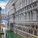 Bridge Of Sighs Luxurious Apartment